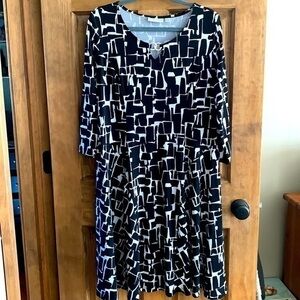 LIKE NEW Susan Graver Liquid Knit Black & White Geometric Dress M